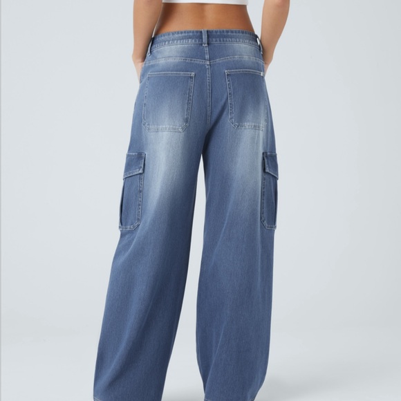 Halara Flex Low Rise Multiple Pockets Stretchy
Knit Baggy Wide Leg Cargo Jeans - Picture 2 of 6